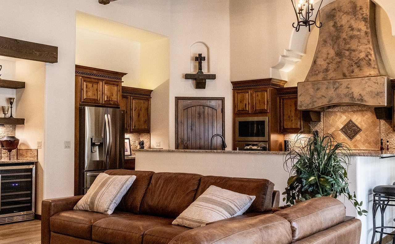 Finished staged living room with leather sofas, photo-ready, Sedona Boulders Las Cruces